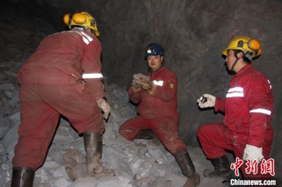 圖為甘肅嘉峪關酒鋼集團鏡鐵山礦工作人員謝生瑞在井下作業(yè)。(資料圖)受訪者供圖